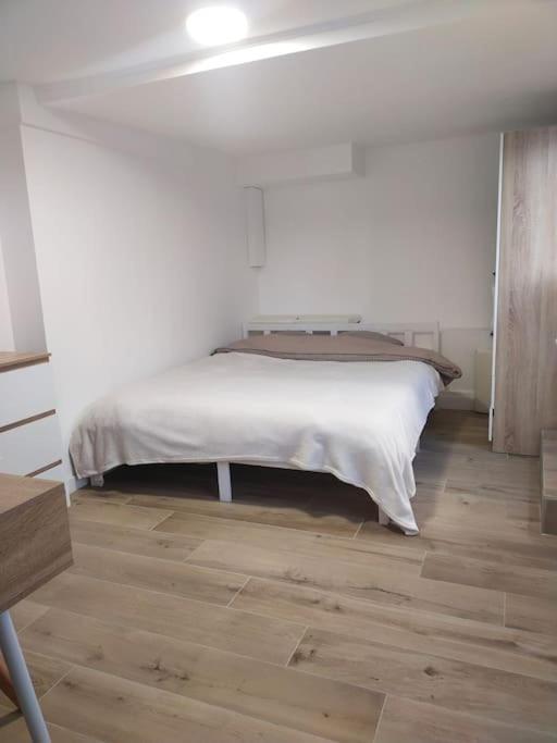2 Piece Avec Terrasse Ensoleille Daire Suresnes Dış mekan fotoğraf